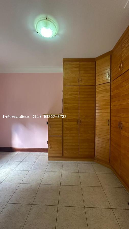 Casa para alugar com 3 quartos, 375m² - Foto 11