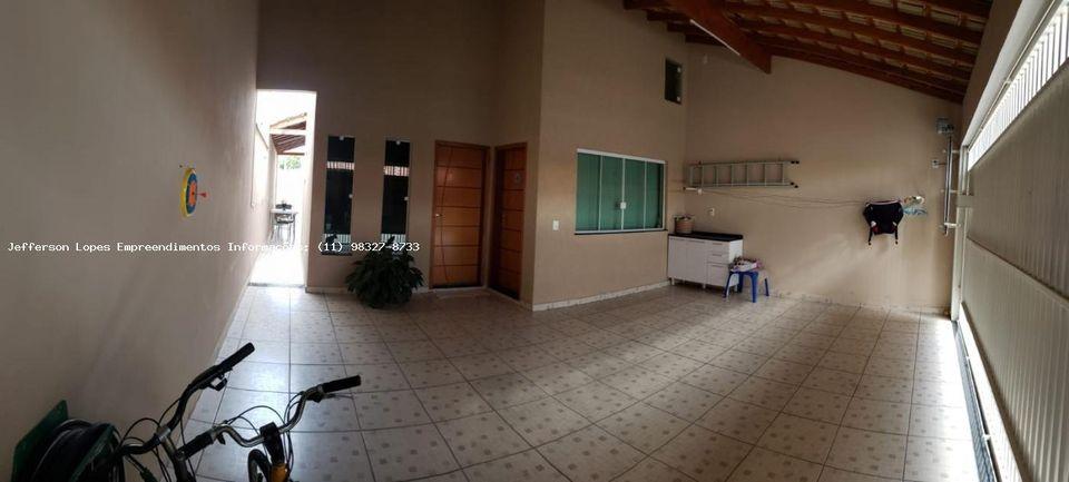 Casa à venda com 3 quartos, 175m² - Foto 1