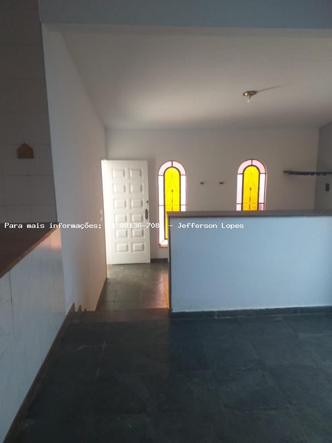 Casa para alugar com 2 quartos, 250m² - Foto 1