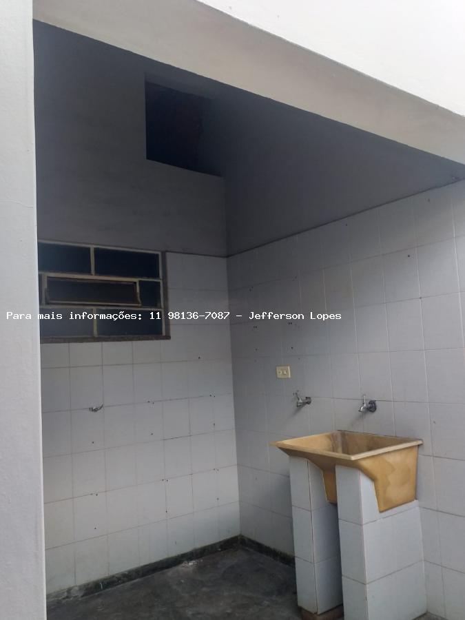 Casa para alugar com 2 quartos, 250m² - Foto 17